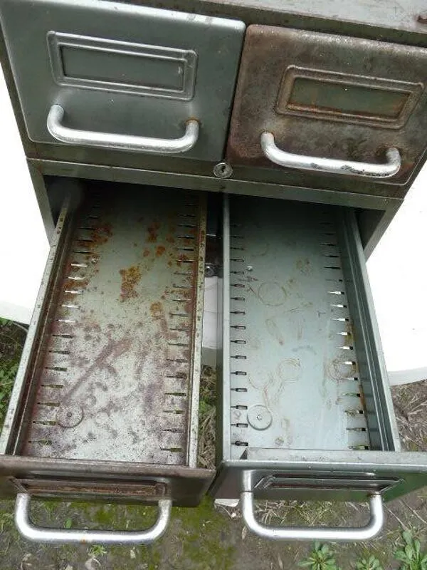 Illustration numéro 2 du produit Meuble 4 tiroirs en métal industriel loft années 70 marqueFLAMBO