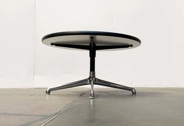 Illustration numéro 2 du produit Table d'appoint du milieu du siècle par Charles & Ray Eames pour Herman Miller, années 1960