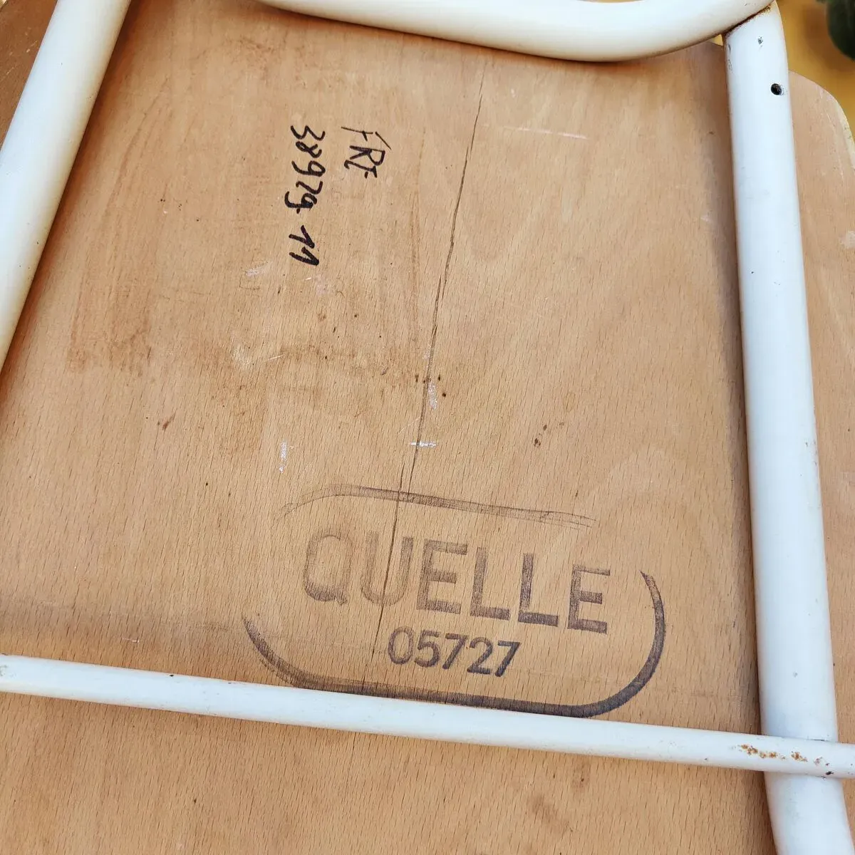 Illustration numéro 2 du produit Paire de chaises colorées