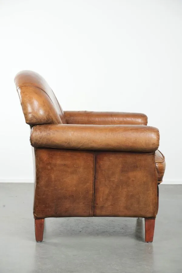 Illustration numéro 2 du produit Fauteuil en peau de mouton avec un beau look vintage et une finition cloutée décorative.