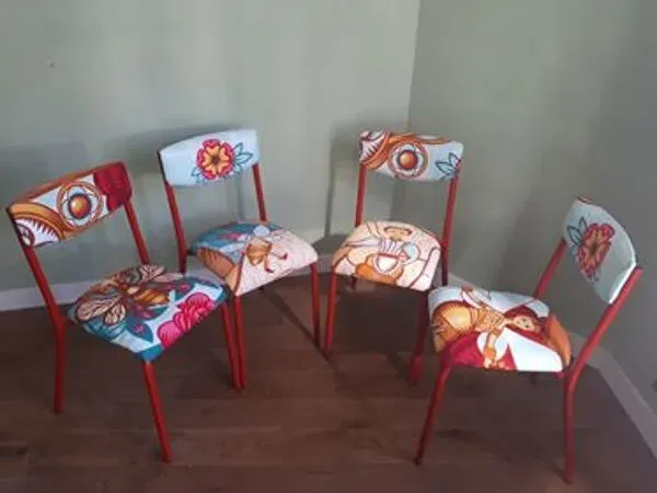 Illustration numéro 2 du produit Chaise écolier tapissées avec tissu coloré