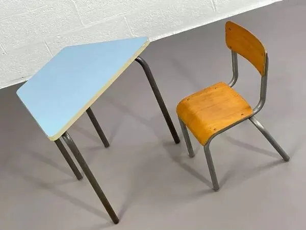 Illustration numéro 2 du produit Ancien bureau d'écolier avec sa chaise mullca assortie