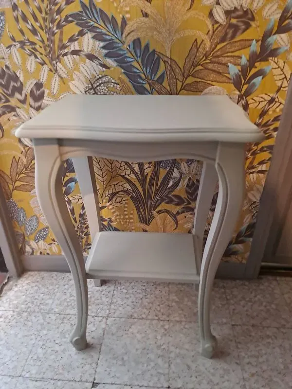 Illustration numéro 2 du produit Console en bois peint coloris gris avec un plateau inférieur 1920