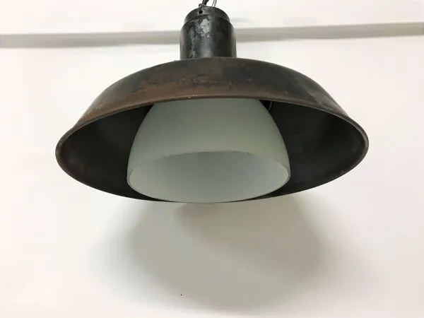 Illustration numéro 2 du produit Suspension industrielle Vintae avec abat-jour en opaline, années 1960