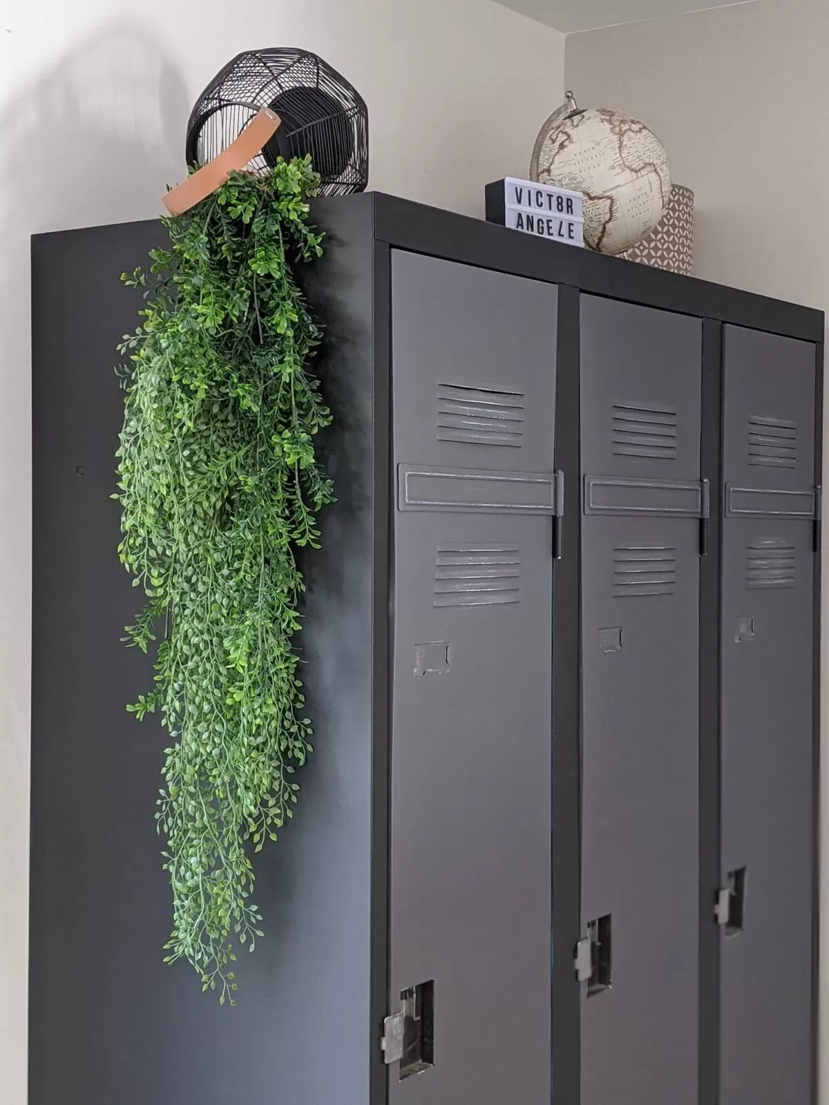 Illustration numéro 2 du produit Armoire vestiaire métallique