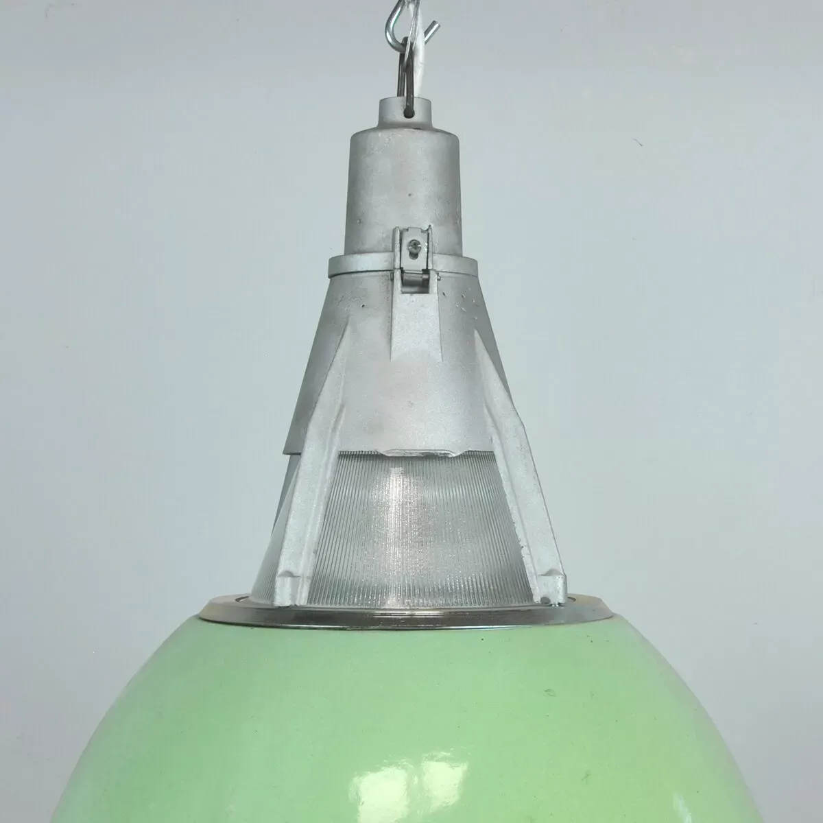 Illustration numéro 2 du produit Green Enameled Industrial Pendant Light, 1950s