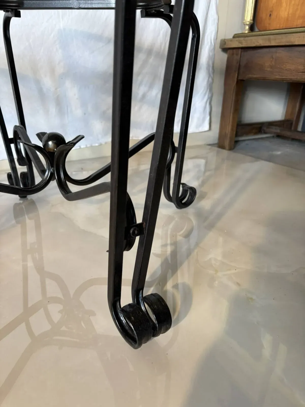 Illustration numéro 2 du produit Paire de tables d’appoint vintage en fer forgé et verre – esprit Méditerran