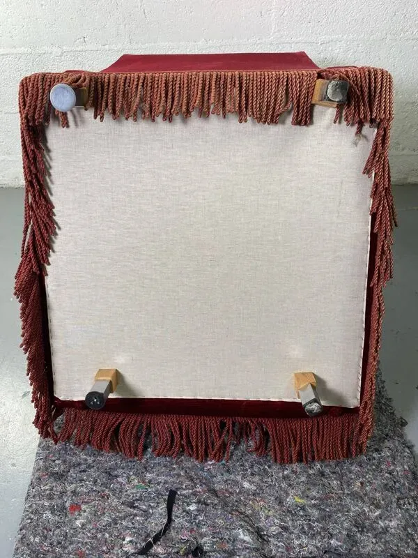 Illustration numéro 2 du produit Fauteuil crapaud en velours rouge à franges