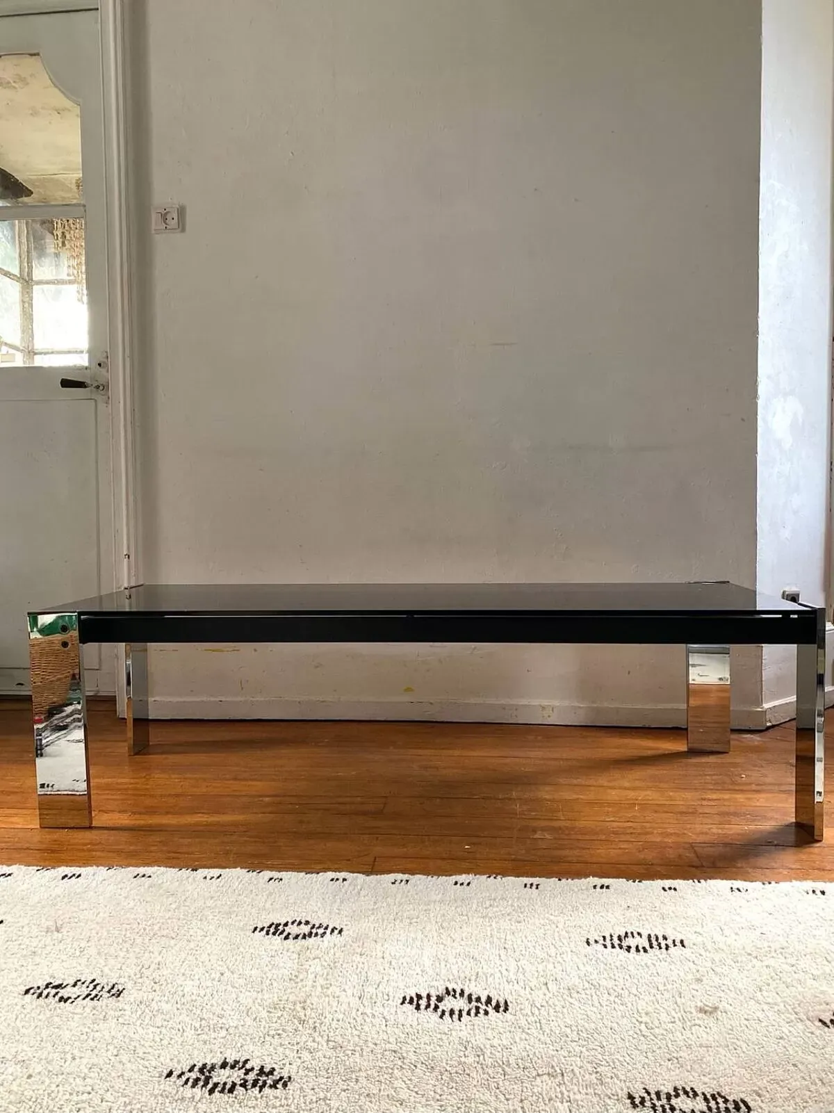 Illustration numéro 2 du produit Table basse rectangulaire Italienne en verre fumé vintage 1970