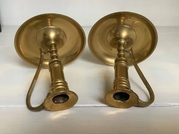 Illustration numéro 2 du produit Paire de bougeoirs rat de cave en laiton