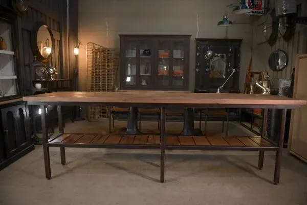 Illustration numéro 2 du produit Grande Console industrielle en métal, 2 plateaux en chêne massif