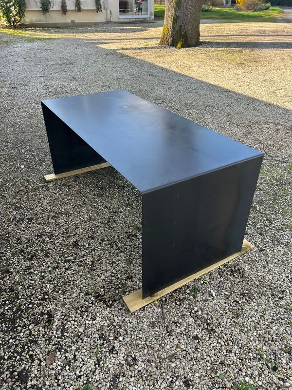 Illustration numéro 2 du produit Table métallique