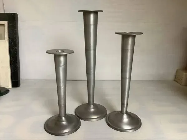 Illustration numéro 2 du produit Trio de bougeoirs asymétriques forme cornet