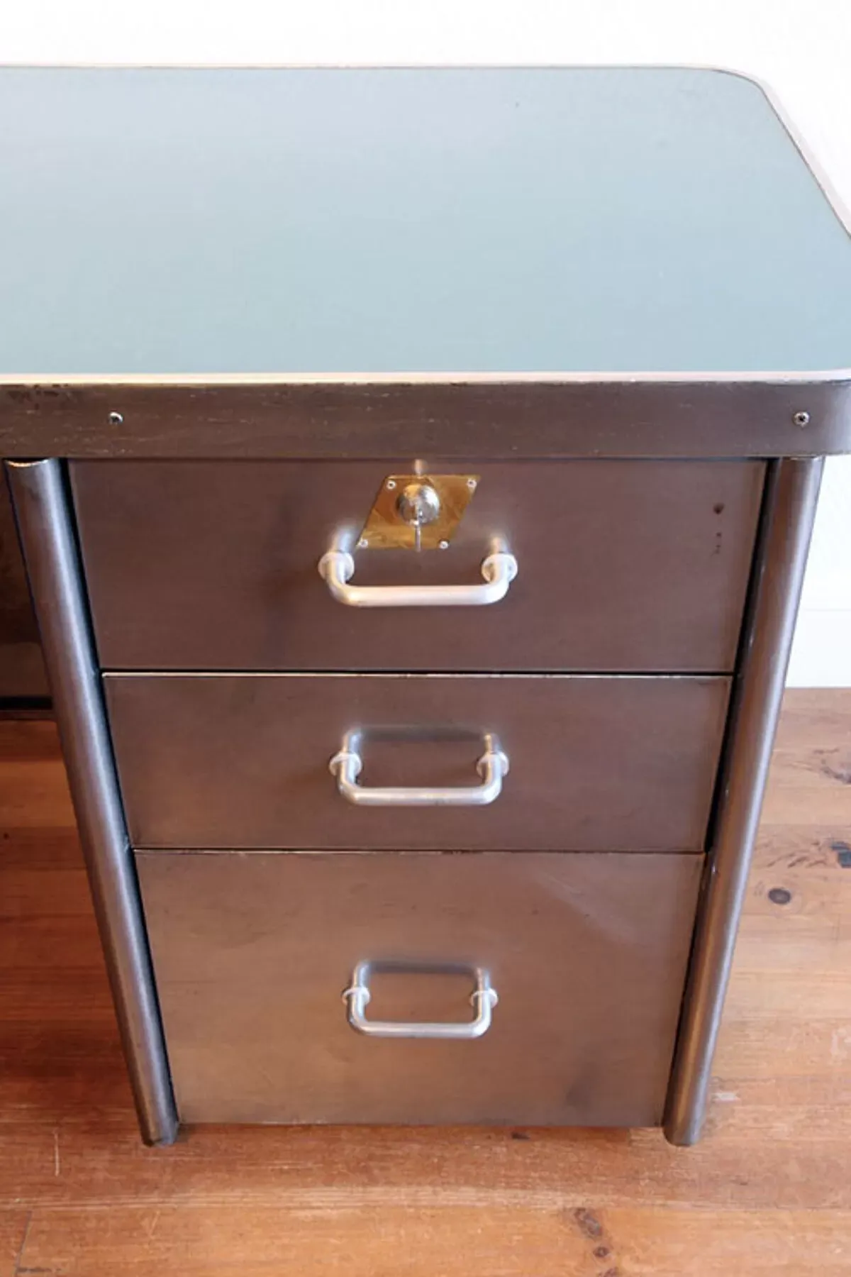 Illustration numéro 2 du produit Bureau industriel métallique décapé Nash