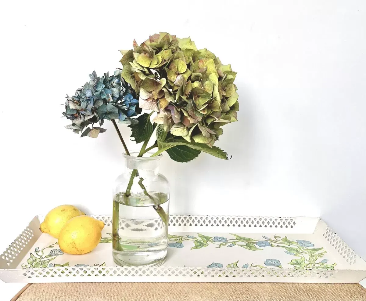 Illustration numéro 2 du produit Grand plateau tôle peinte décor fleurs