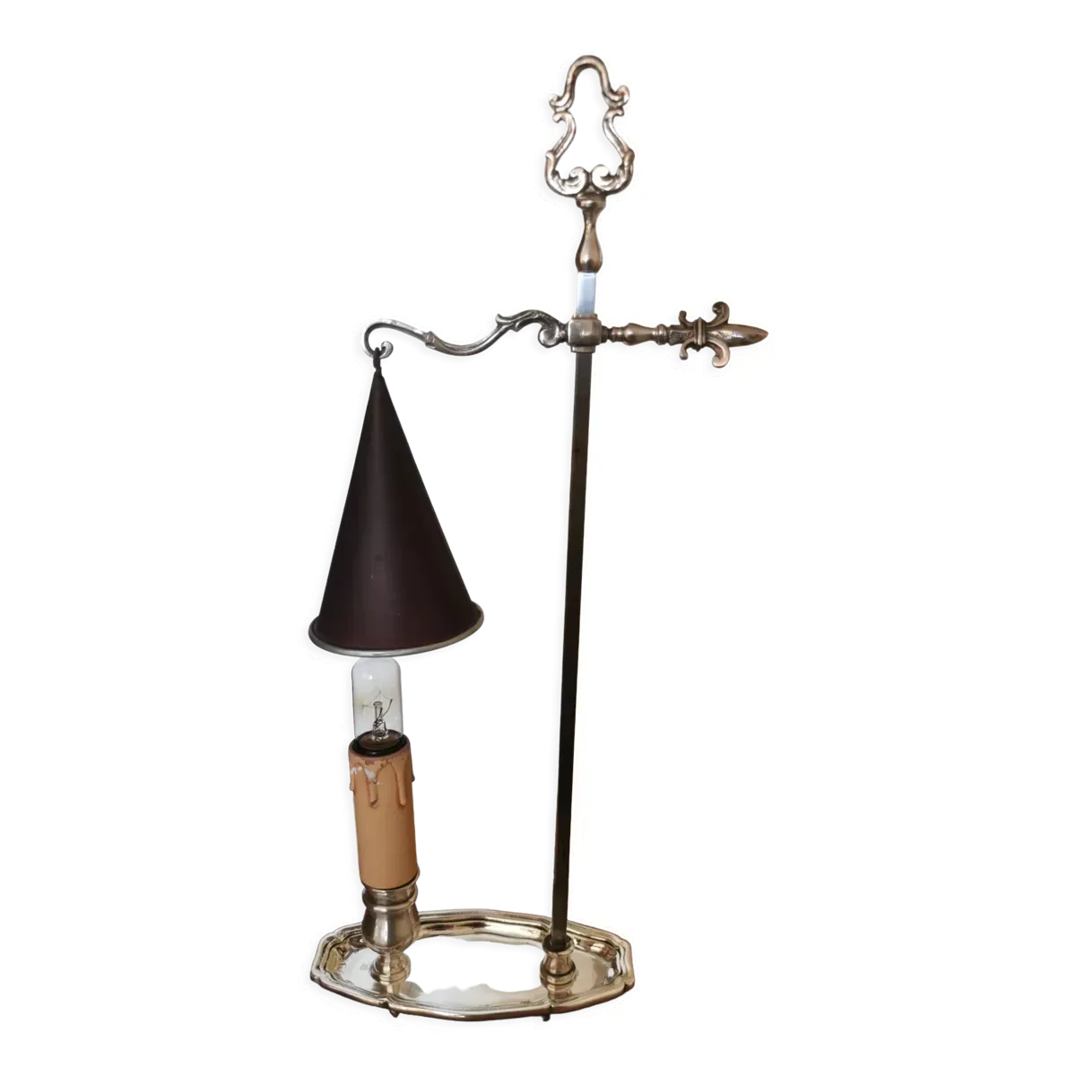 Illustration numéro 2 du produit Lampe en métal argenté avec abat-jour en tôle peinte