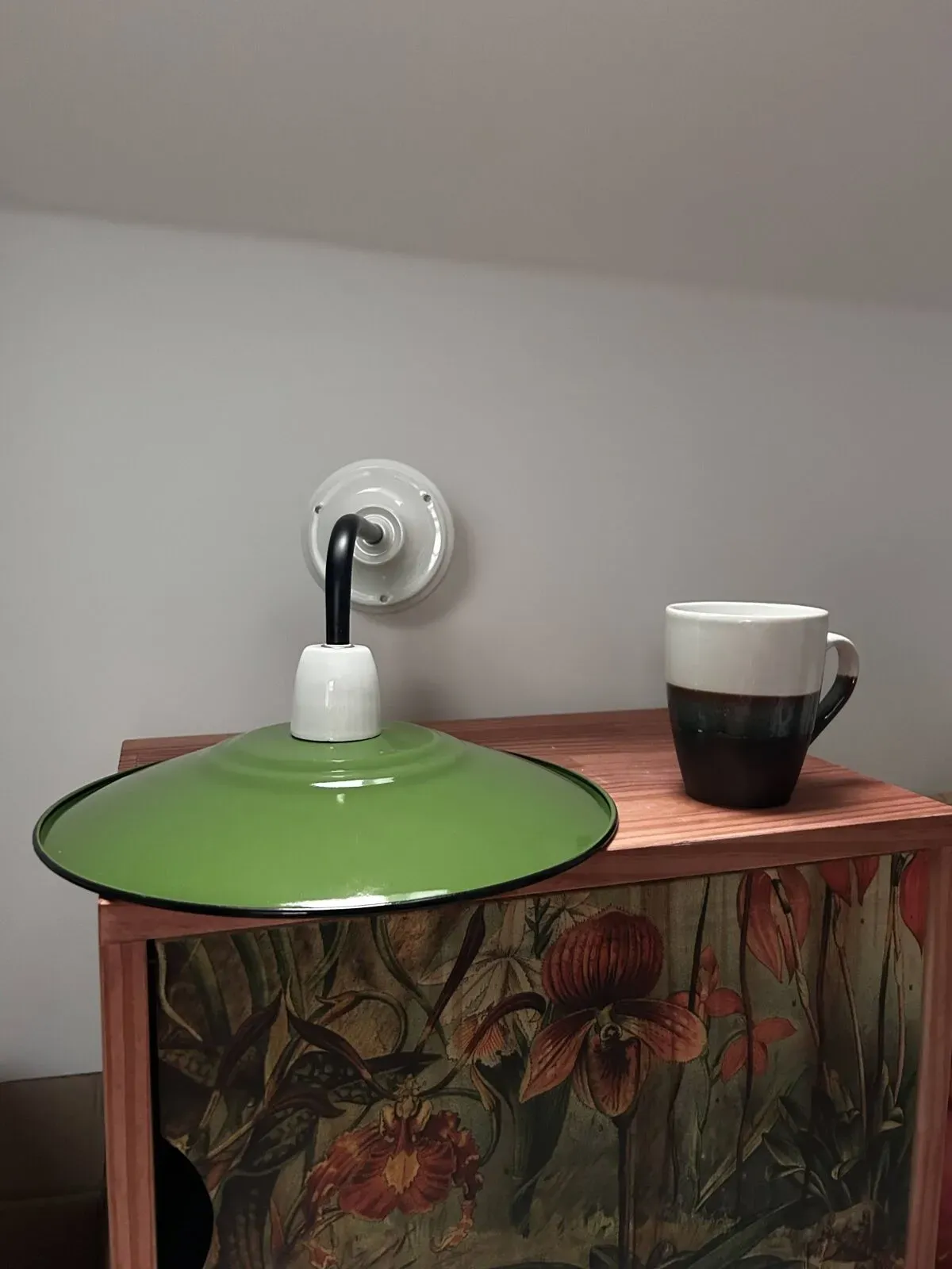 Illustration numéro 2 du produit Applique murale en tôle émaillée verte