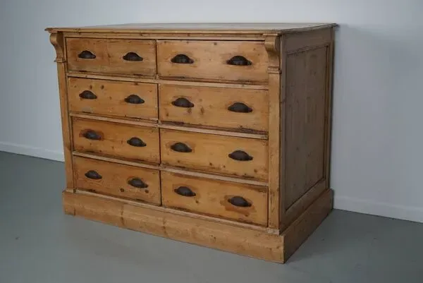 Illustration numéro 2 du produit Meuble d'atelier ancien en pin allemand, début du XXe siècle