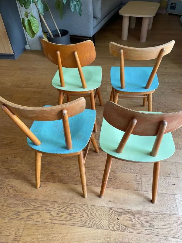 Illustration numéro 2 du produit Chaises d'écolier