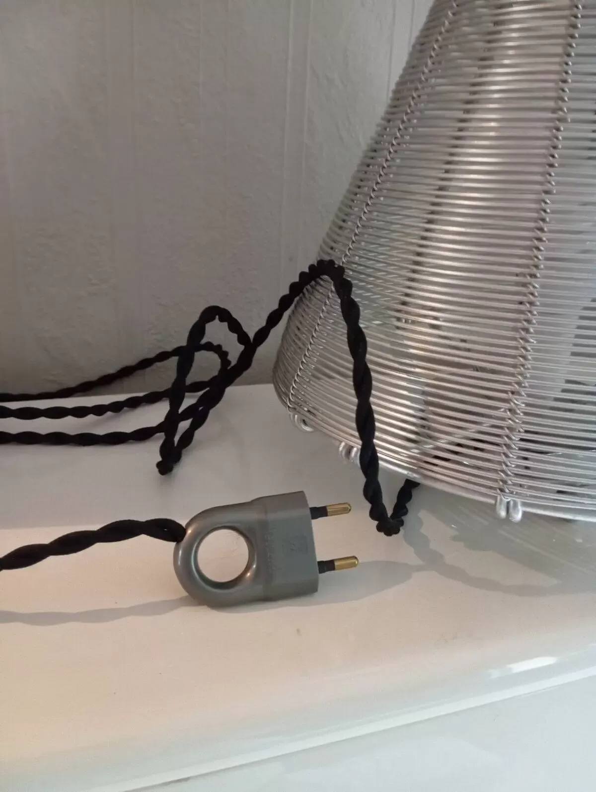 Illustration numéro 2 du produit Lampe de table conique fil inox, vintage 80's