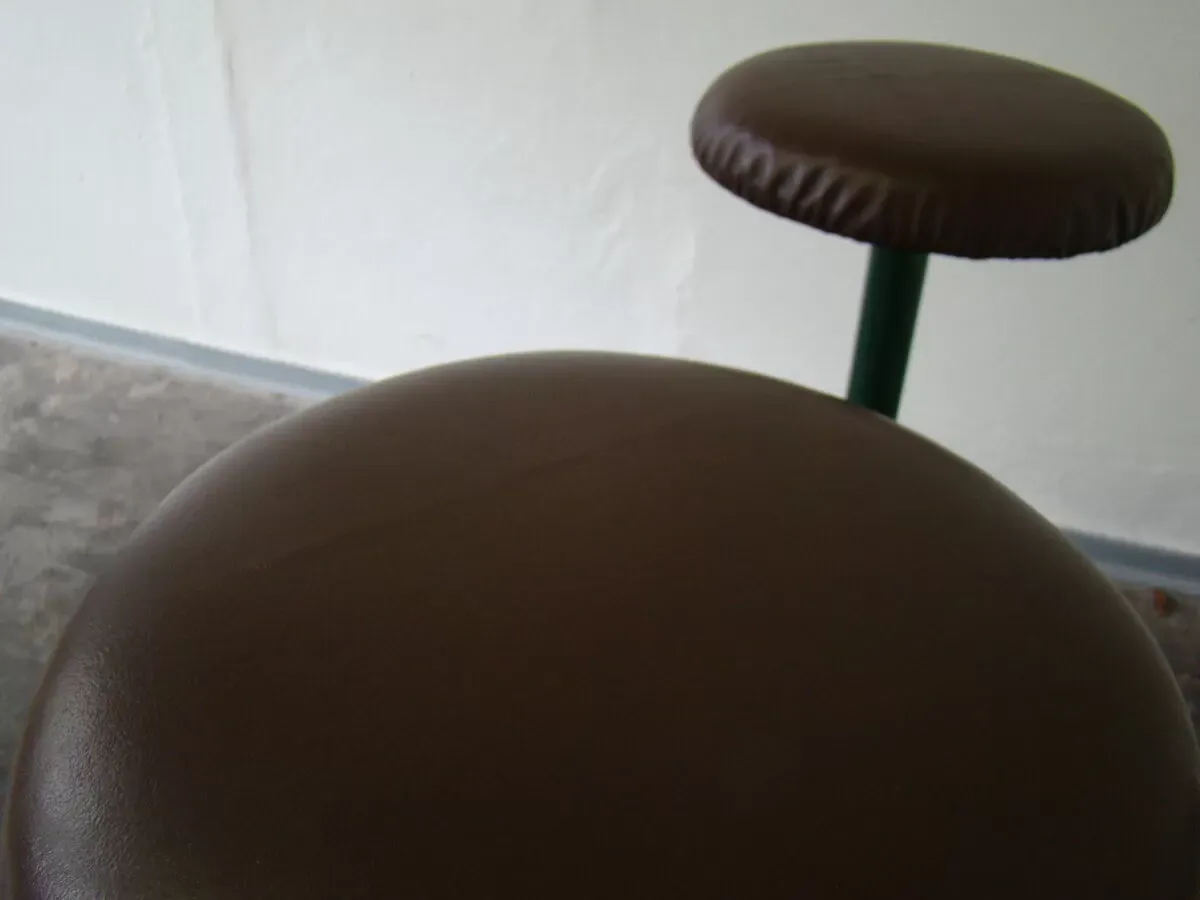 Illustration numéro 2 du produit Ensemble de 3 tabourets industriels