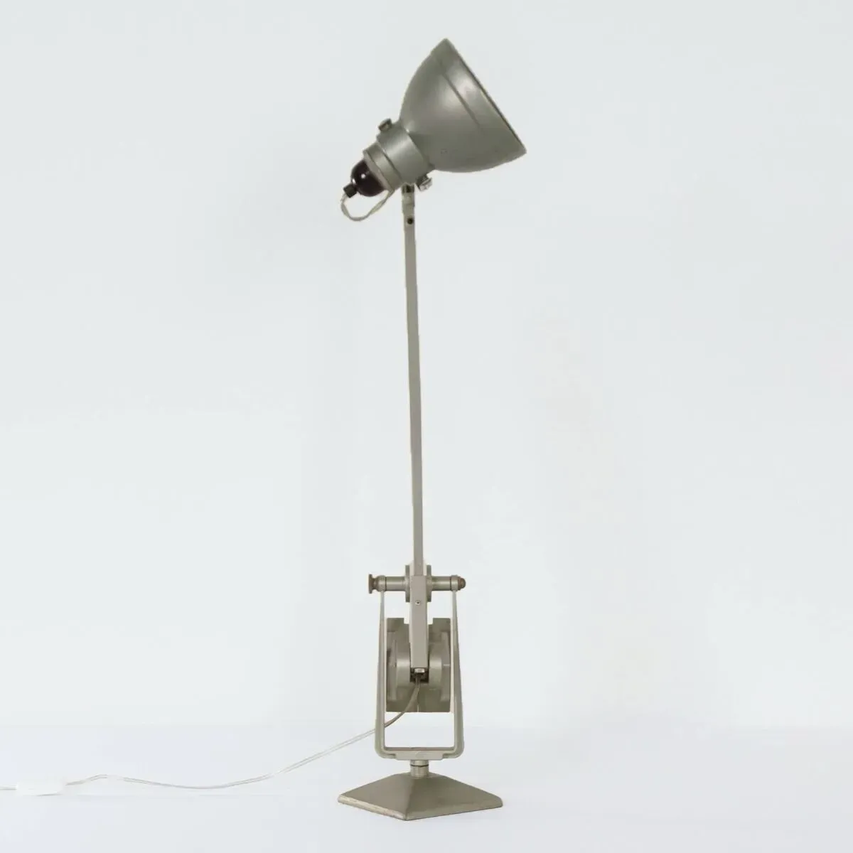 Illustration numéro 2 du produit LAMPE DE BUREAU INDUSTRIELLE À CONTREPOIDS PAR ERPE, ANNÉES 1950