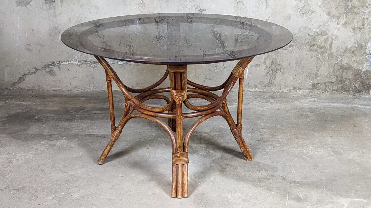 Illustration numéro 2 du produit Table à manger en rotin