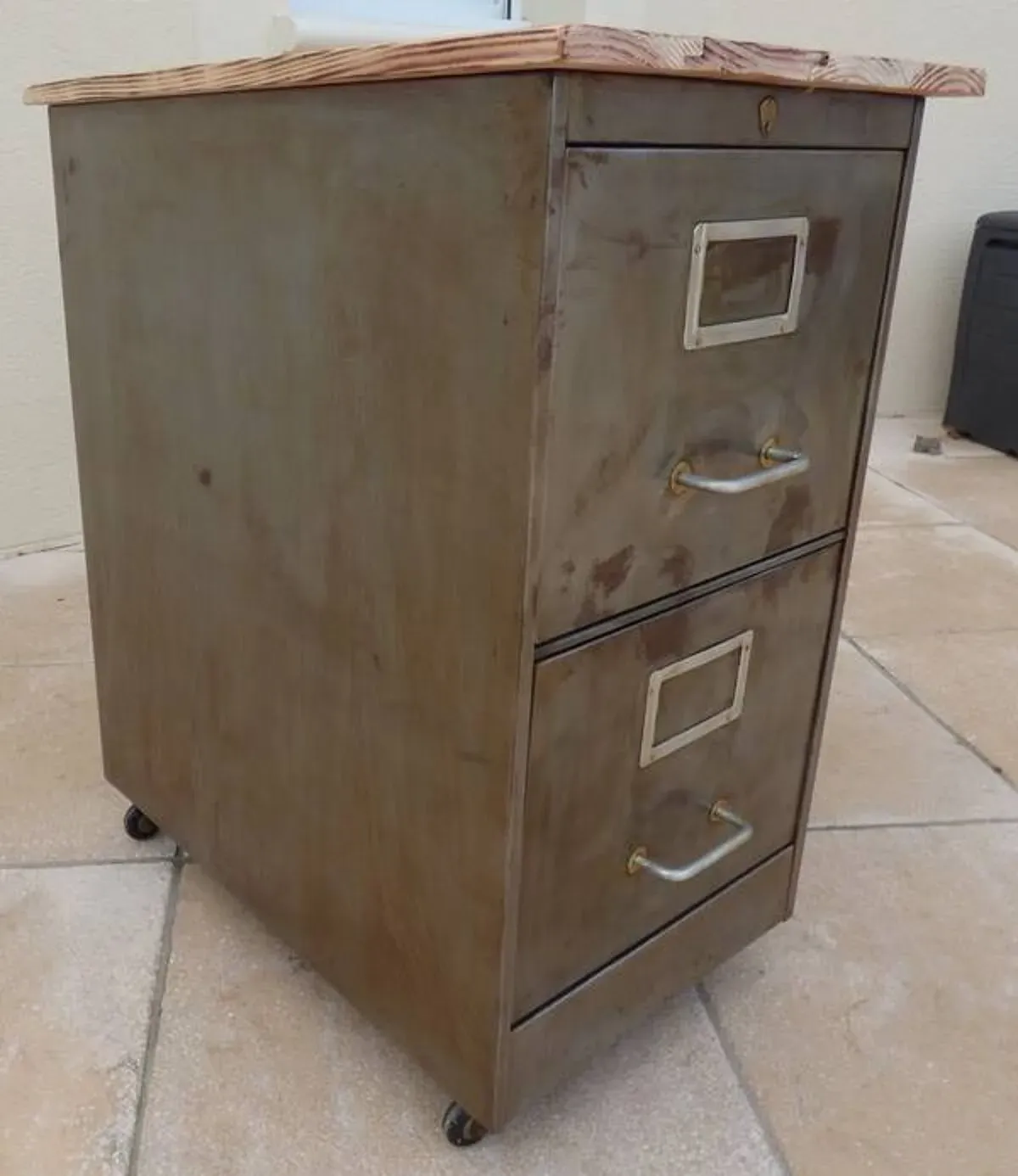 Illustration numéro 2 du produit Meuble industriel ancien en métal effet rouillé deux tiroirs sur roulettes