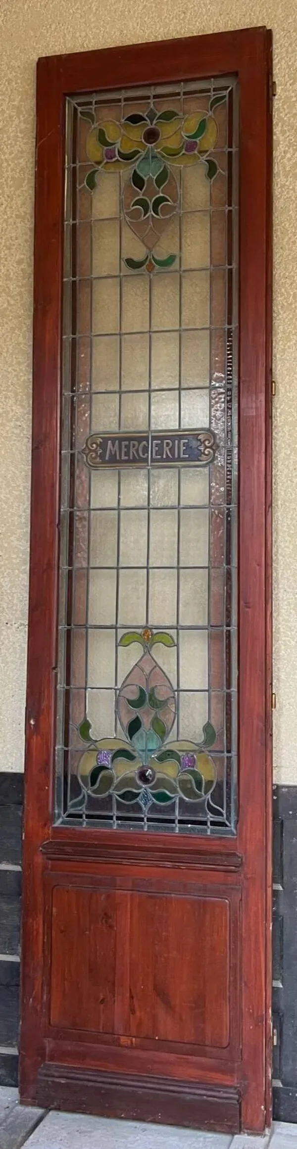 Illustration numéro 2 du produit Portes de magasin fin XIXem, devanture de mercerie avec vitraux Art Nouveau