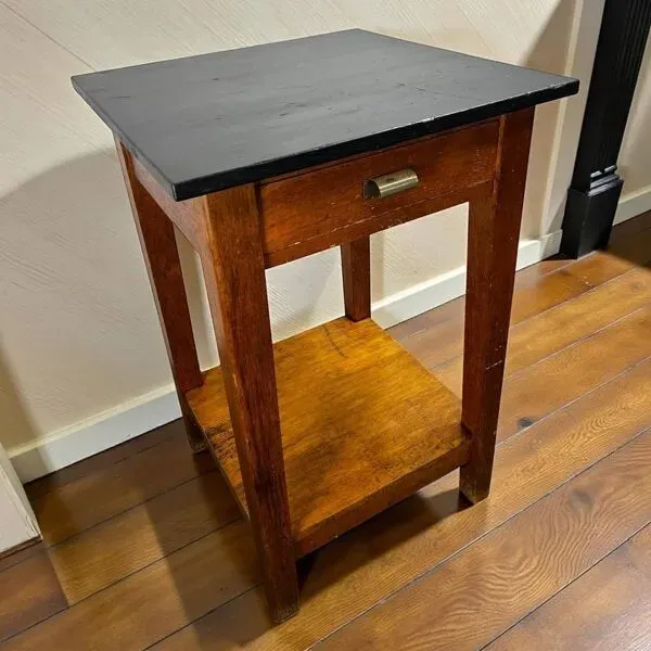 Illustration numéro 2 du produit Table haute vintage en bois / table de bar / table d'appoint