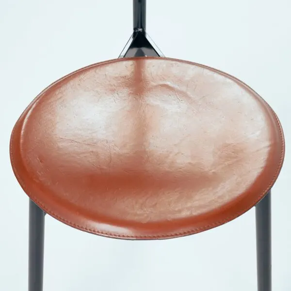 Illustration numéro 2 du produit 6 chaises trépied en cuir Linea Veam, Italie, années 1980