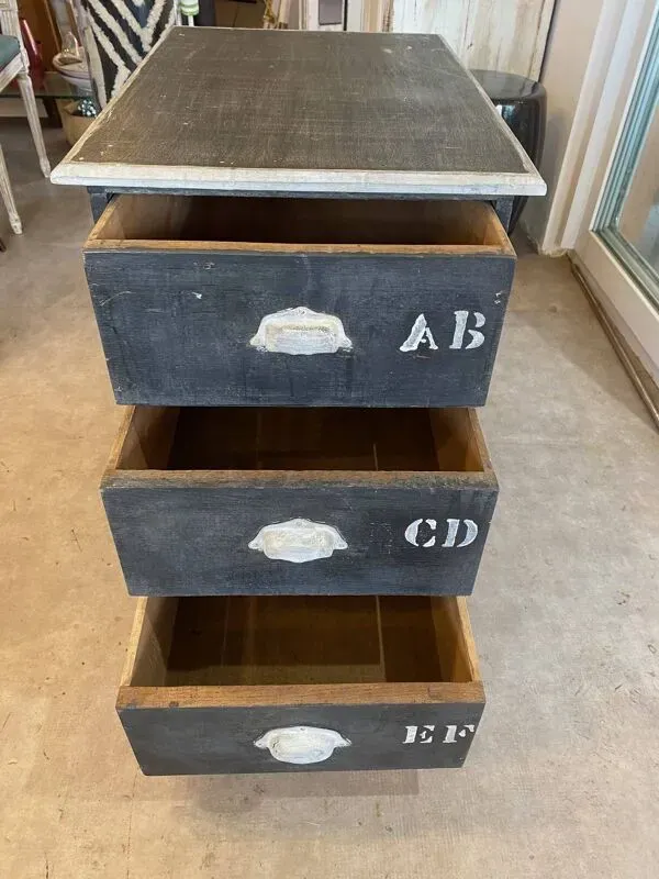 Illustration numéro 2 du produit Meuble de metier ancien en bois patiné avec 3 tiroirs casier administration