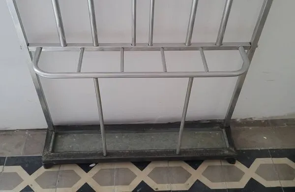 Illustration numéro 2 du produit Vestiaire  Industriel en Aluminium & Fonte – Style ''SNCF'' – 1950