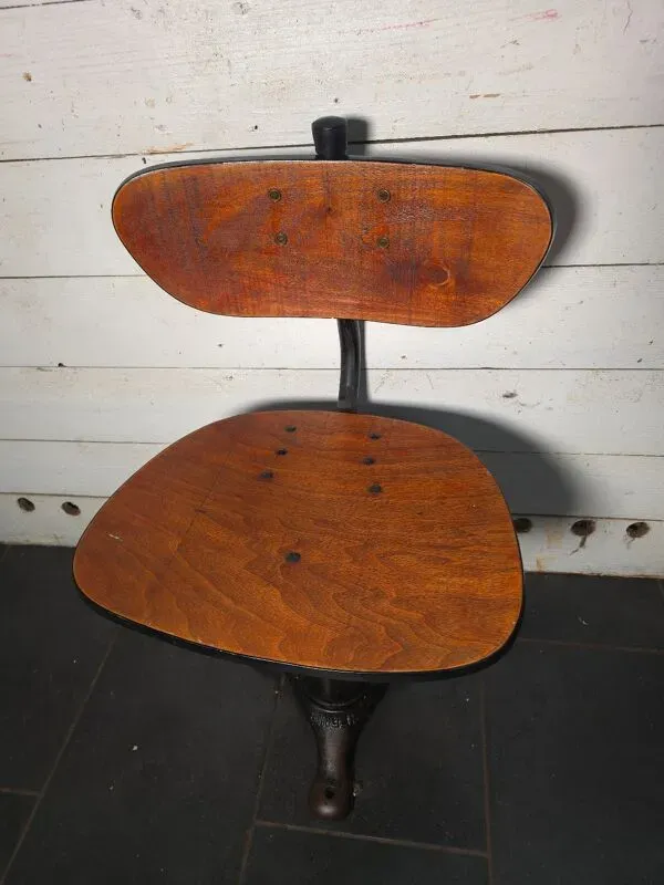 Illustration numéro 2 du produit Chaise industrielle en fonte vintate singer