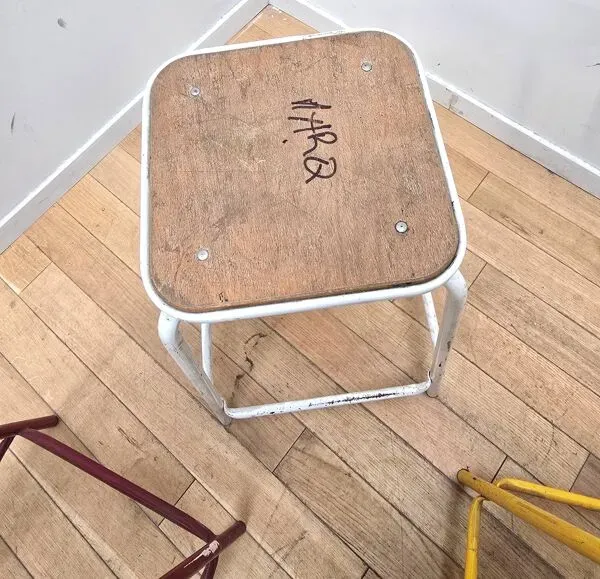 Illustration numéro 2 du produit Suite de 3 tabourets industriels