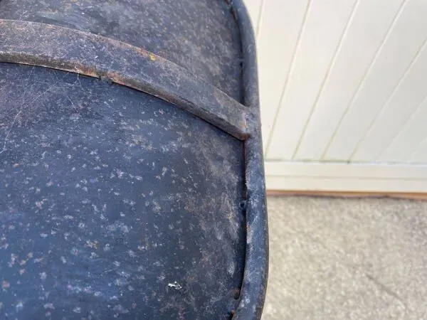 Illustration numéro 2 du produit Paire de tabourets de bar pivotants artisanaux en métal de style industriel, 1950