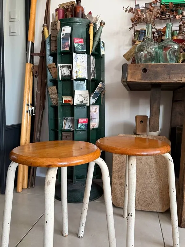Illustration numéro 2 du produit Paire de tabourets d’atelier vintage