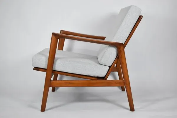 Illustration numéro 2 du produit Fauteuil spectaculaire rénové, tissu gris clair, années 1960, usine de meubles Swarzedzka
