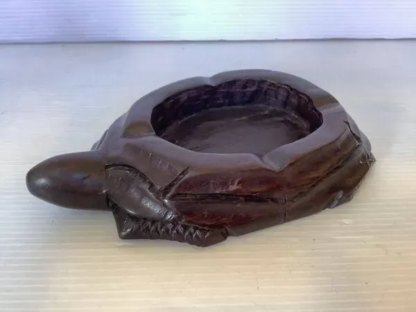 Illustration numéro 2 du produit Vide poche cendrier tortue en bois massif