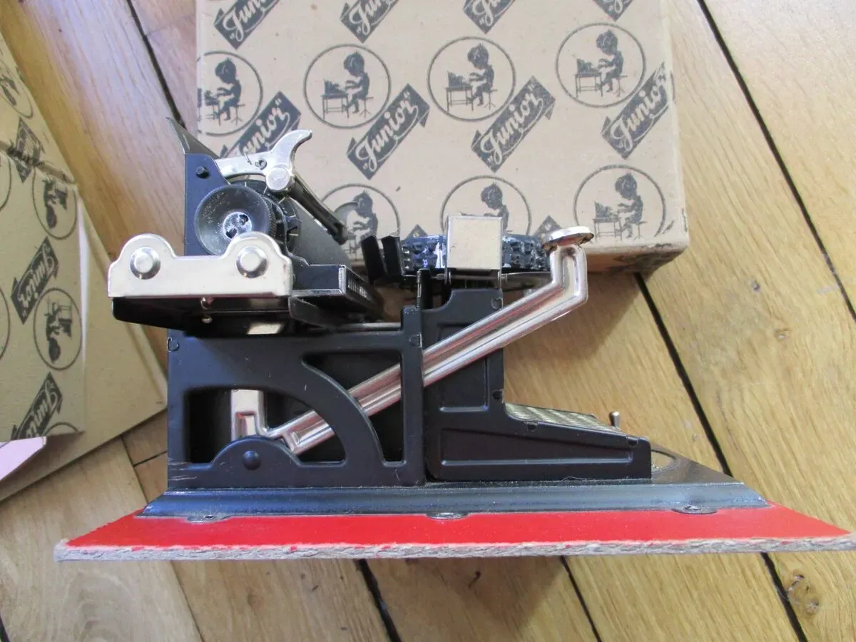 Illustration numéro 2 du produit Machine à écrire Junior