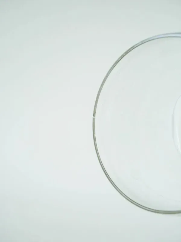 Illustration numéro 2 du produit Lot de 8 coupes à champagne gravées, motifs fleurs, 1960