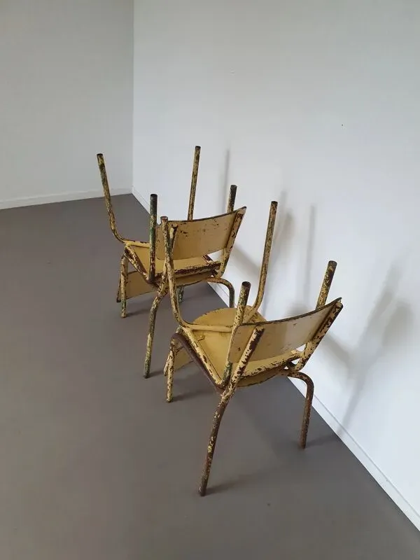 Illustration numéro 2 du produit Anciennes chaises d'école empilables des années 1950