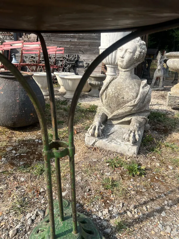 Illustration numéro 2 du produit Table de jardin guéridon pied fonte