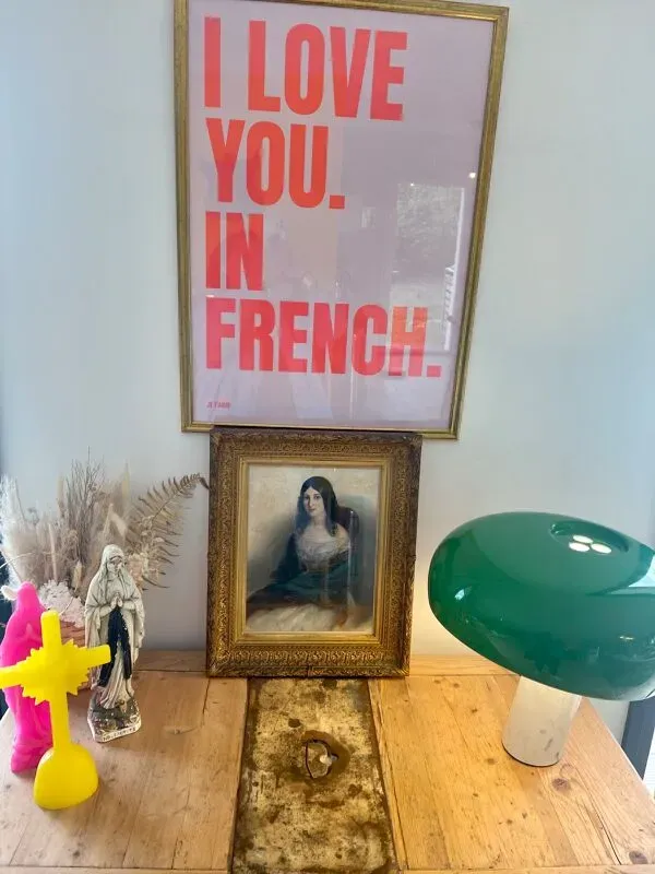 Illustration numéro 2 du produit Tableau jeune femme au chalet bleu