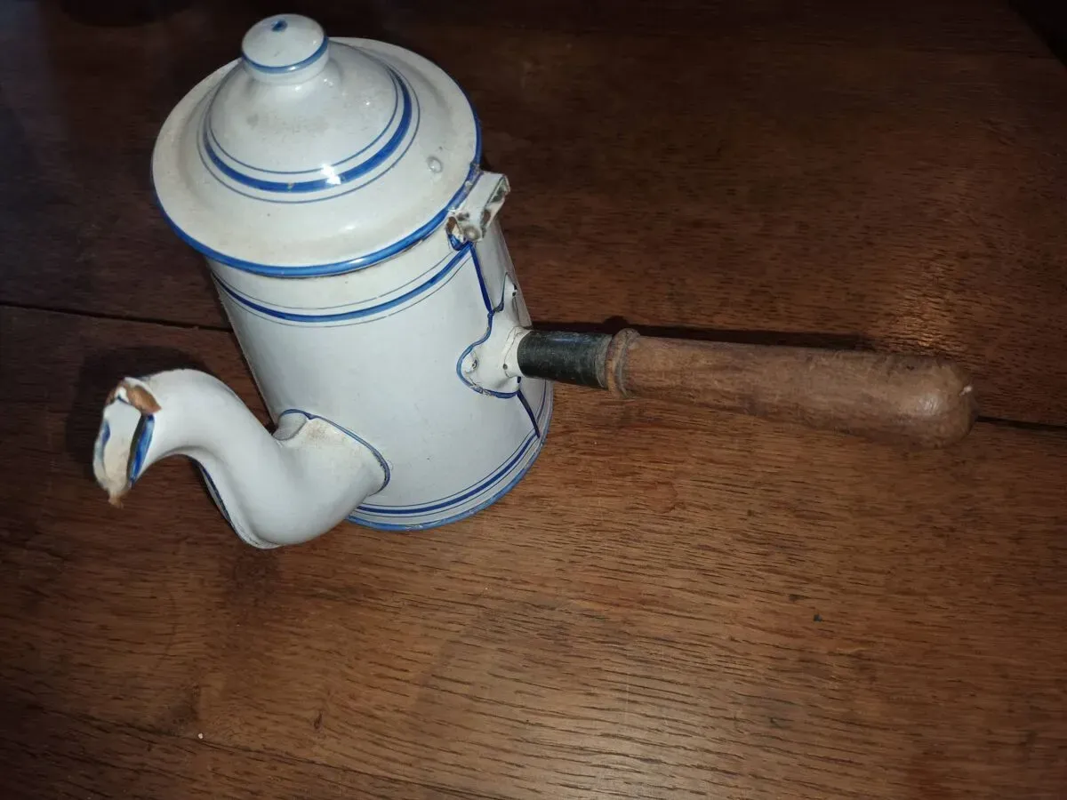 Illustration numéro 2 du produit Chocolatière en tôle émaillée