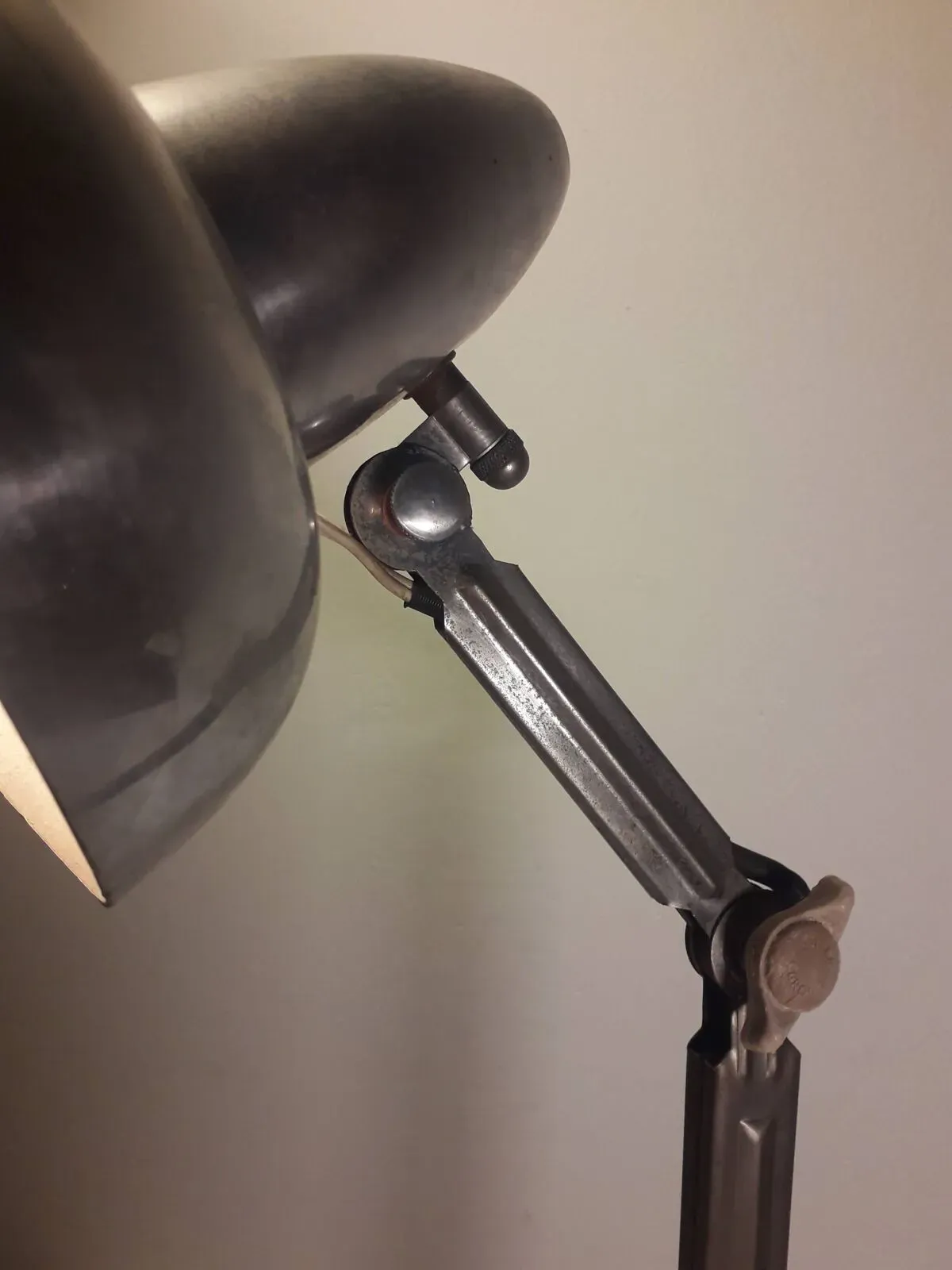 Illustration numéro 2 du produit Lampe Superchrome