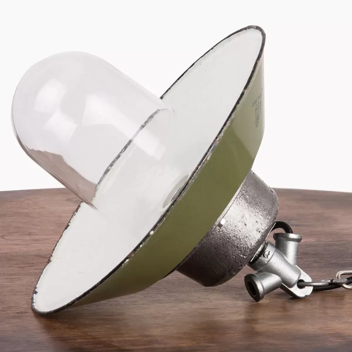 Illustration numéro 2 du produit Industrial enamel lamp with glass and cast iron, Poland, 1960s