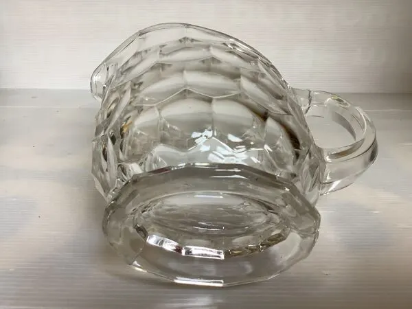 Illustration numéro 2 du produit Grand pichet broc ovale en verre