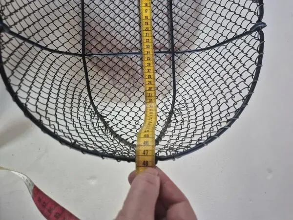 Illustration numéro 2 du produit Panier vintage en metal bleu marine  poignée bois