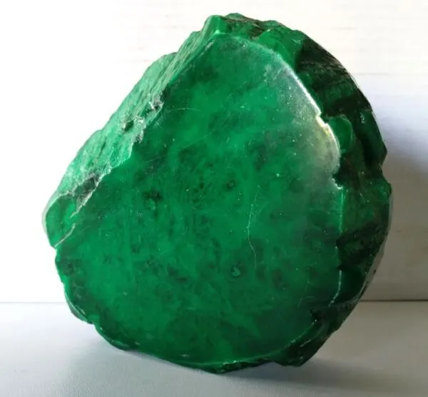 Illustration numéro 2 du produit Cendrier brutaliste en albâtre vert émeraude par Romano Bianchi – Italie